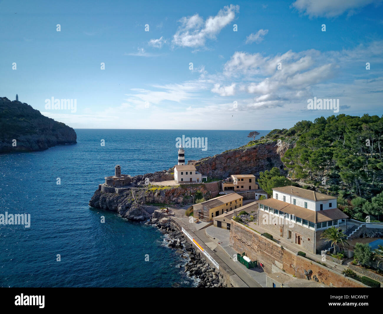 Faro, ingresso del porto, porto naturale, Port de Sóller, Serra de Tramuntana, Maiorca, isole Baleari, Spagna Foto Stock