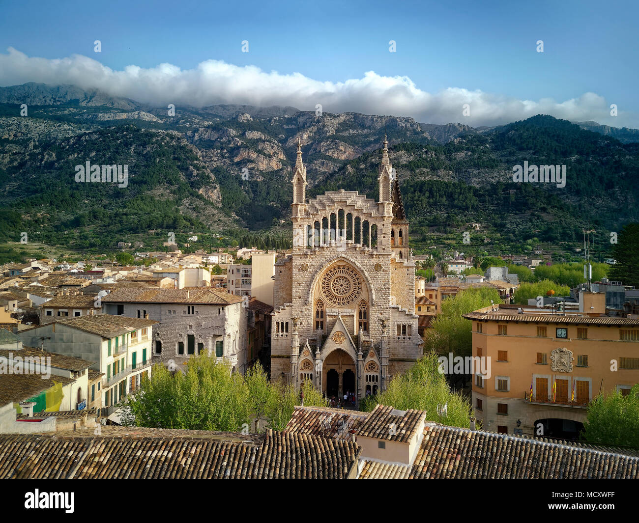 San Bartolomeo, parrocchia romano cattolica Chiesa Municipio sulla destra, Città Vecchia, Sóller, montagne, Serra de Tramuntana Foto Stock