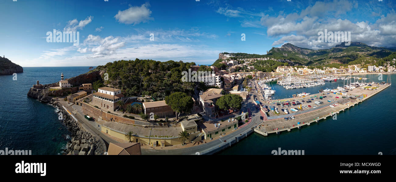 Porta ingresso con faro, yacht harbour, Port de Sóller, Serra de Tramuntana, Maiorca, isole Baleari, Spagna Foto Stock