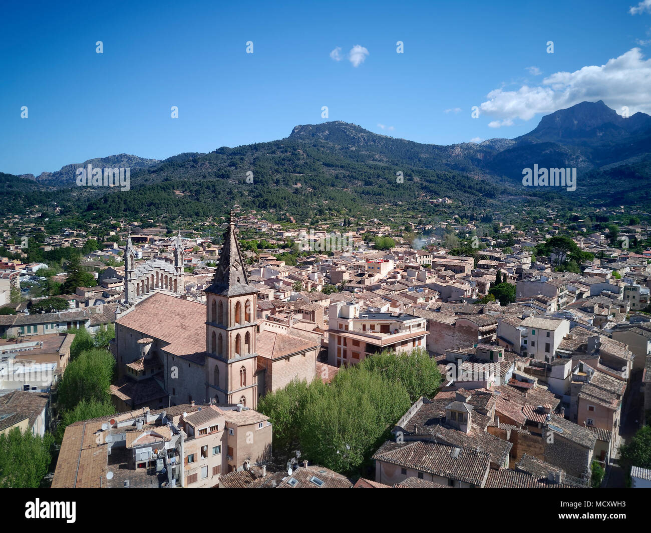 Vista della città vecchia con la chiesa di San Bartolomeo, Cattolica romana chiesa parrocchiale, Sóller, montagne sul retro Foto Stock