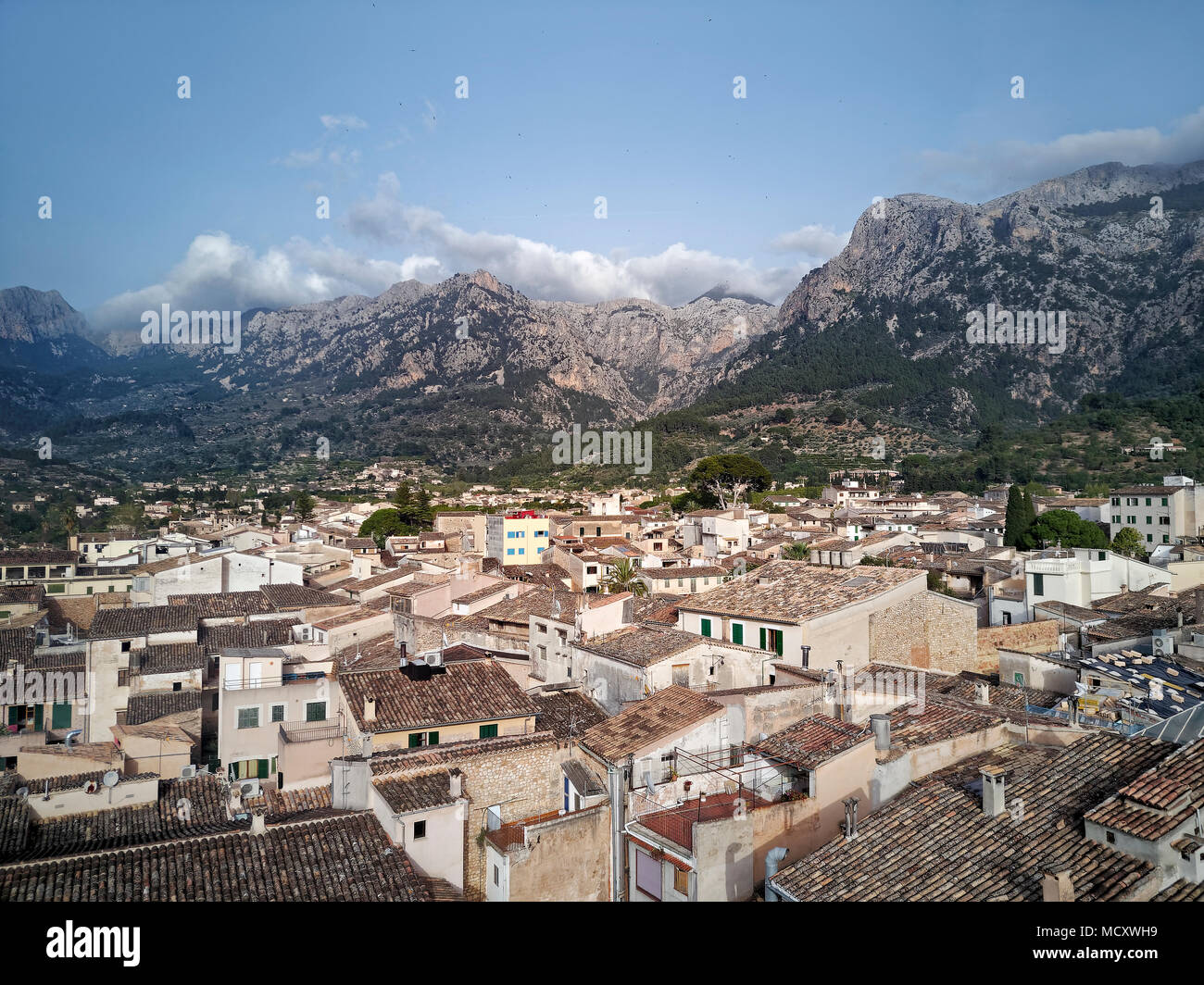 Mare di case e tetti, la pittoresca città vecchia, Sóller, montagne, Serra de Tramuntana, Maiorca, isole Baleari, Spagna Foto Stock
