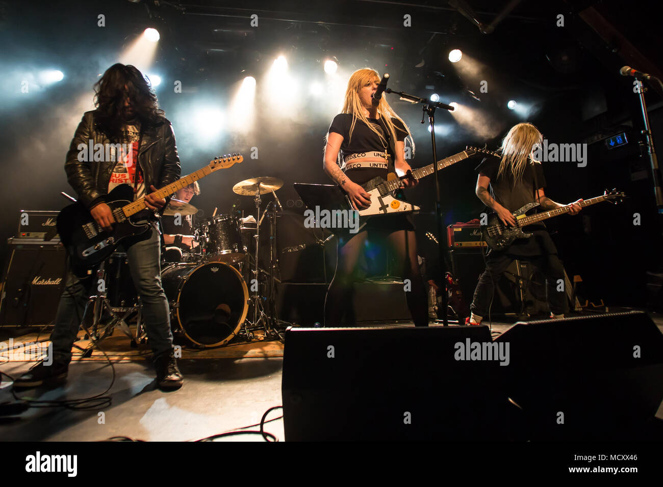 Il canadese rock band Die Mannequin live in Schüür Lucerna, Svizzera cura guasto, Caroline Kawa: voce e chitarra Foto Stock
