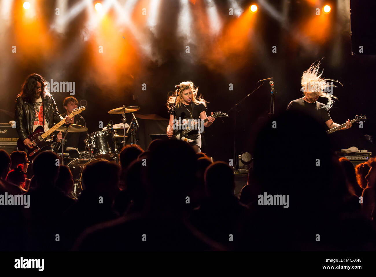 Il canadese rock band Die Mannequin live in Schüür Lucerna, Svizzera cura guasto, Caroline Kawa: voce e chitarra Foto Stock