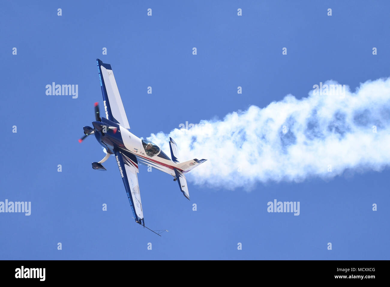 Bob Freeman piloti il suo EXTRA 330SC attraverso i cieli di Luca giorni, dimostrando la sua capacità di acrobazia, Luke Air Force Base, Ariz., Marzo 17, 2018. Luca giorni dimostra la Air Force continui progressi nella costruzione del futuro di airpower con militari e civili di aria agisce inclusi gli Stati Uniti. Navy Blue Angels, F-35 e F-22 visualizza statico, scienza, tecnologia, ingegneria, matematica e mostre e le operazioni militari per le dimostrazioni. Foto Stock