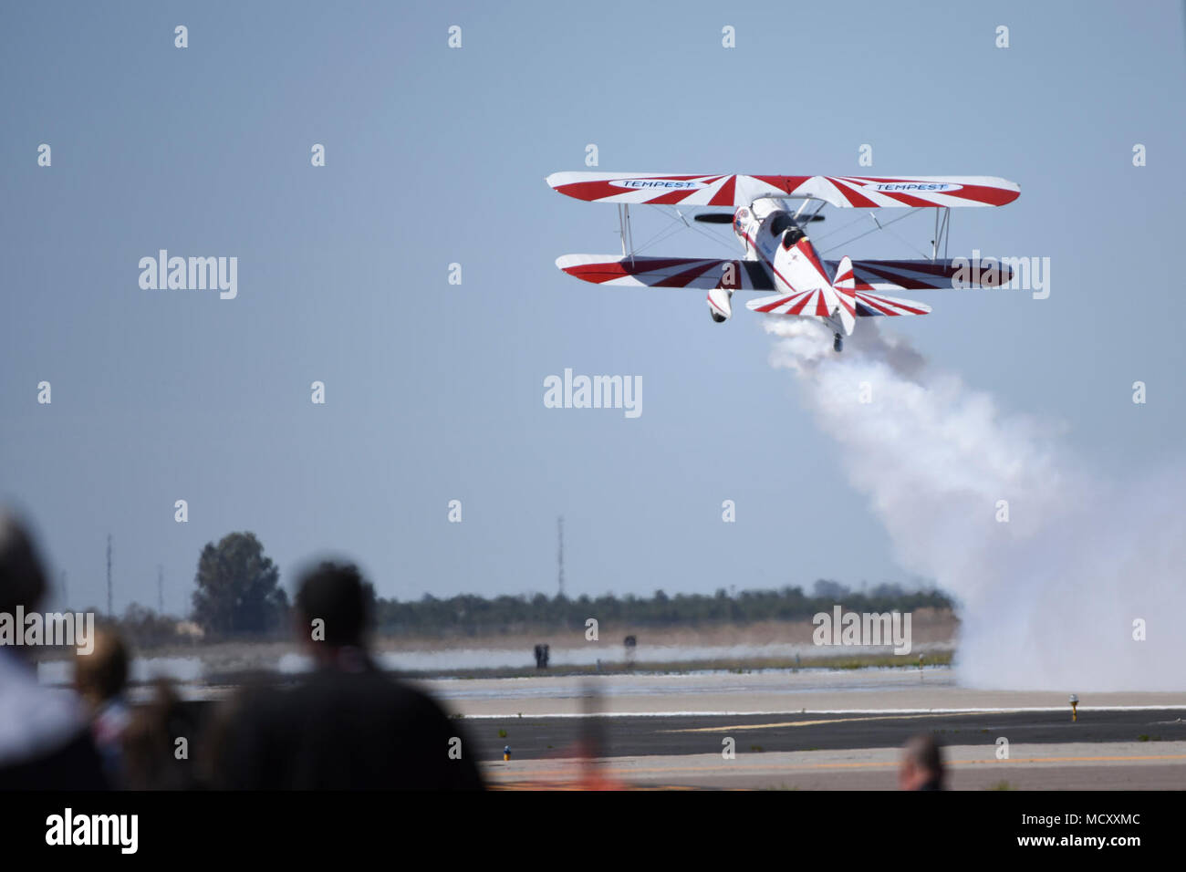 Gary Rower manovre sua R-985 bi aerei ad ala per dimostrare la funzionalità di acrobazia aerea del velivolo, Luke Air Force Base, Ariz., Marzo 17, 2018. Luca giorni dimostra la Air Force continui progressi nella costruzione del futuro di airpower con militari e civili di aria agisce inclusi gli Stati Uniti. Navy Blue Angels, F-35 e F-22 visualizza statico, scienza, tecnologia, ingegneria, matematica e mostre e le operazioni militari per le dimostrazioni. Foto Stock