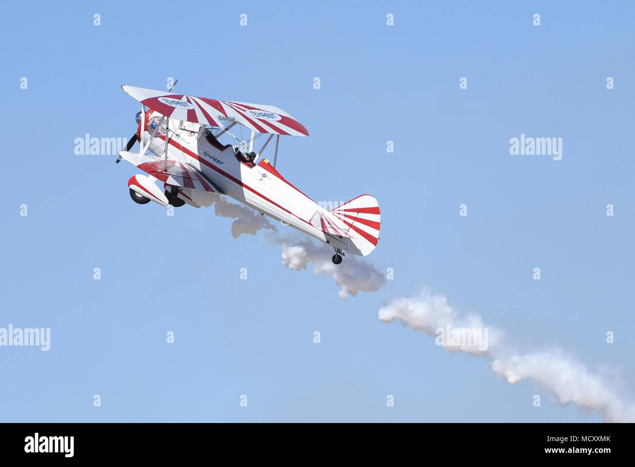 Gary Rower manovre sua R-985 bi aerei ad ala per dimostrare la funzionalità di acrobazia aerea del velivolo, Luke Air Force Base, Ariz., Marzo 17, 2018. Luca giorni dimostra la Air Force continui progressi nella costruzione del futuro di airpower con militari e civili di aria agisce inclusi gli Stati Uniti. Navy Blue Angels, F-35 e F-22 visualizza statico, scienza, tecnologia, ingegneria, matematica e mostre e le operazioni militari per le dimostrazioni. Foto Stock