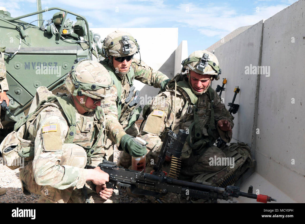 OROGRANDE, New Mexico - fanti con 3° Battaglione, 41mo reggimento di fanteria, 1° Brigata Team di combattimento, 1° Divisione Corazzate, applicare un detergente, lubrificante e conservante (CLP) di sistemi d'arma su un M240B Mitragliatrice durante la messa a fuoco di ferro 18.1 campo esercitazione, qui Marzo 22, 2018. Soldati con 1° BCT ha fornito il supporto per la riproduzione del ruolo della forza di contrasto (OPFOR) durante la messa a fuoco di ferro 18.1 FTX che è progettato per preparare la terza brigata corazzate contro la squadra, 1° Divisione Corazzate, per il Centro Nazionale di Allenamento rotazione 18-08. Foto Stock
