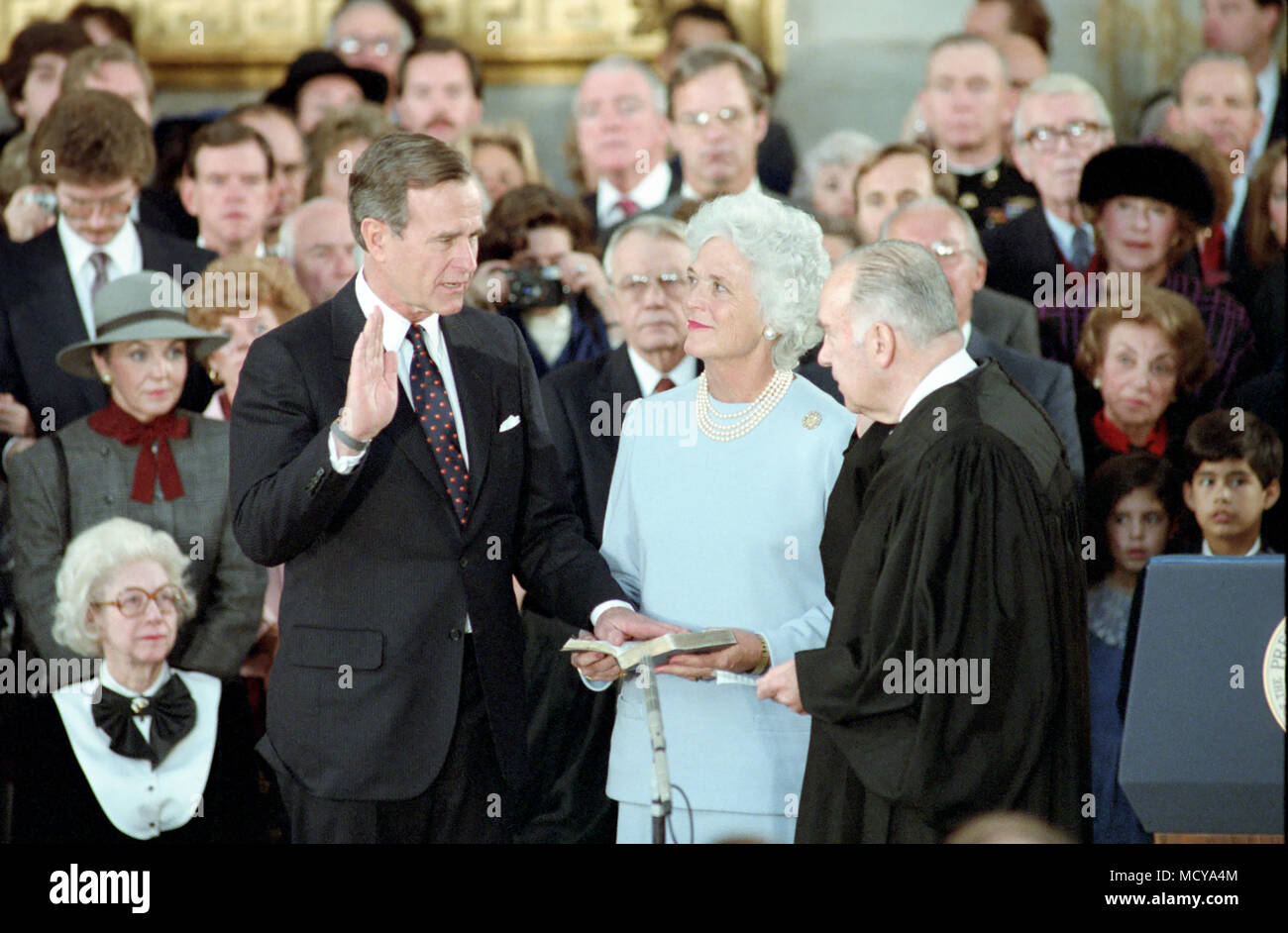 1/21/1985 Vice Presidente Bush prendendo il suo giuramento di ufficio con giustizia Potter Stewart con Barbara Bush cerca su in Campidoglio US Foto Stock