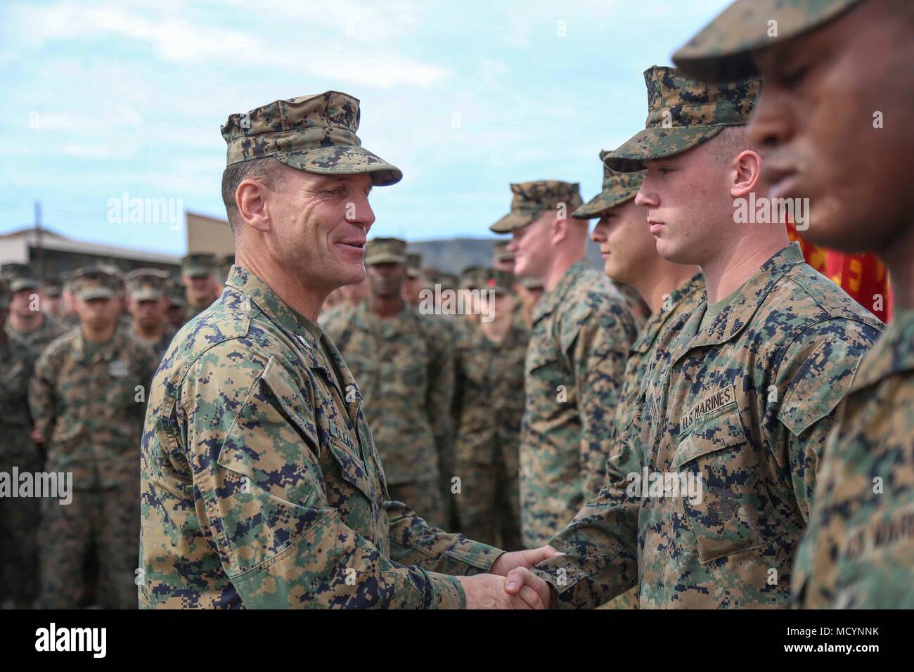 MARINE CORPS BASE Camp Pendleton, California -- Col. Giuseppe Clearfield, il comandante del XV Marine Expeditionary Unit, riconosce Marines di combattimento del battaglione della logistica 15 per la loro dedizione e duro lavoro durante la distribuzione, 7 marzo 2018. Xv MEU è uno dei sette Marine Expeditionary unità attualmente in esistenza nel Corpo della Marina degli Stati Uniti. Il MEU ha la missione di fornire una rapida risposta a forza in grado di condurre anfibio convenzionale e operazioni marittime dal mare, superficie o aria. Foto Stock