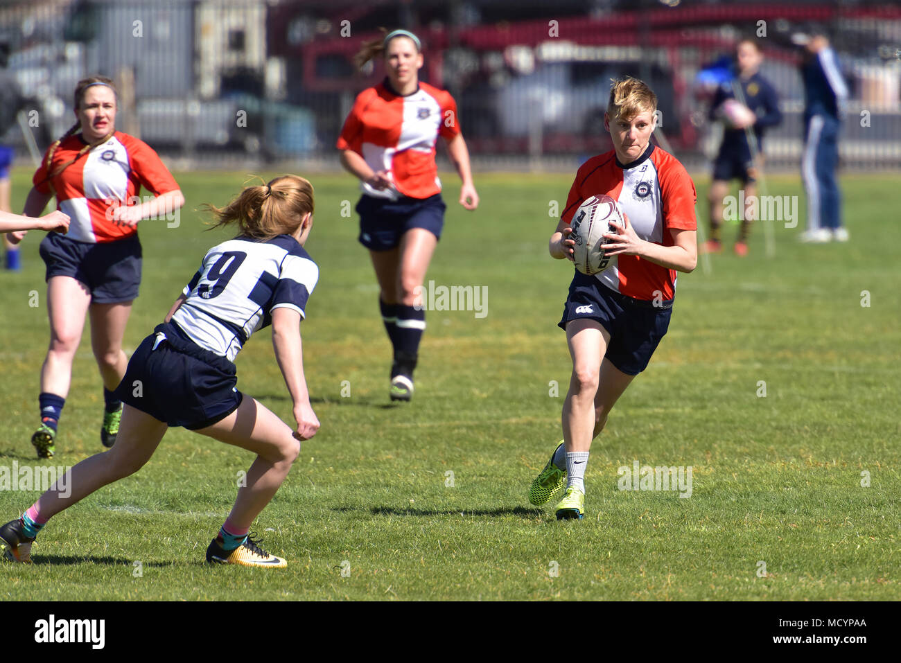 Lt. Danielle Brown, della Coast Guard donne squadra di rugby facce off contro la BYU Cougars durante un Rugby Sevens corrispondono al Las Vegas Invitational, il più grande torneo di rugby in Nord America, 1 marzo 2018. Questa è stata l'aspetto inaugurale delle donne del Coast Guard di rugby, che hanno gareggiato contro più donne divisioni aperto oltre l'annuale evento in più giorni. (U.S. Coast Guard foto di Sottufficiali di prima classe di Rob Simpson/rilasciato) Foto Stock