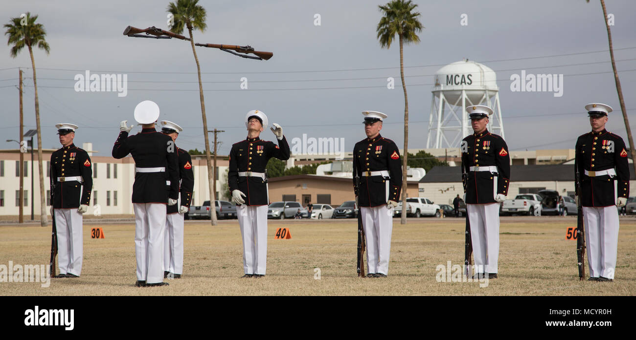 Gli Stati Uniti Marine Corps Silent Drill Platoon, caserma marini di Washington D.C., esegue durante la battaglia colore cerimonia al Marine Corps Air Station Yuma, Ariz., 7 marzo 2018. La cerimonia è stata organizzata per celebrare il Marine Corps' storia utilizzando la musica, marciato e Trapano di precisione. (U.S. Marine Corps foto scattata da Cpl. Christian Cachola) Foto Stock