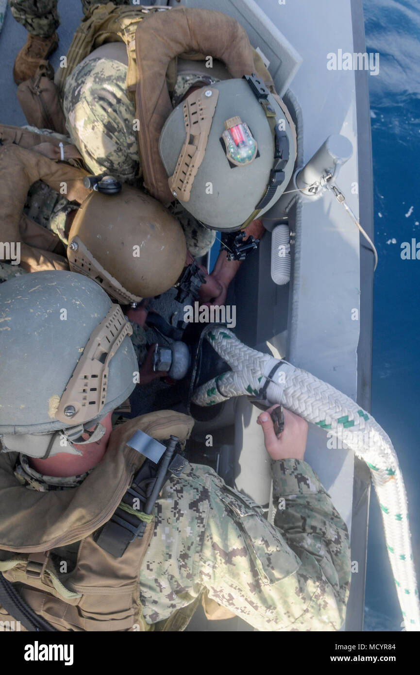 Costiera squadrone fluviale (CRS) 4, det. Guam marinai grillo una linea di traino per un marchio vi imbarcazione di pattuglia durante una perdita di potenza di traino di praticare in Apra Harbor, Guam, Marzo 7, 2018. CRS-4, det. Guam, assegnato a Costiera gruppo fluviale 1, det. Guam, è in grado di condurre le operazioni di sicurezza marittima nell intero spettro del Naval, giunto e operazioni combinate. Inoltre, esso fornisce funzionalità aggiuntive di sicurezza del porto, avviato la sicurezza, e il teatro di cooperazione per la sicurezza intorno all'U.S. 7 flotta area di operazioni. (U.S. Navy combattere la foto della telecamera tramite la comunicazione di massa Specialist 1a classe Cory un Foto Stock