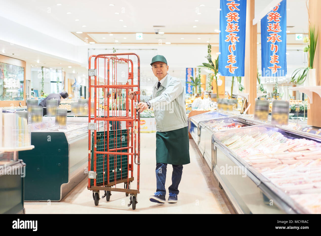 Senior manager uomo nel supermercato Foto Stock