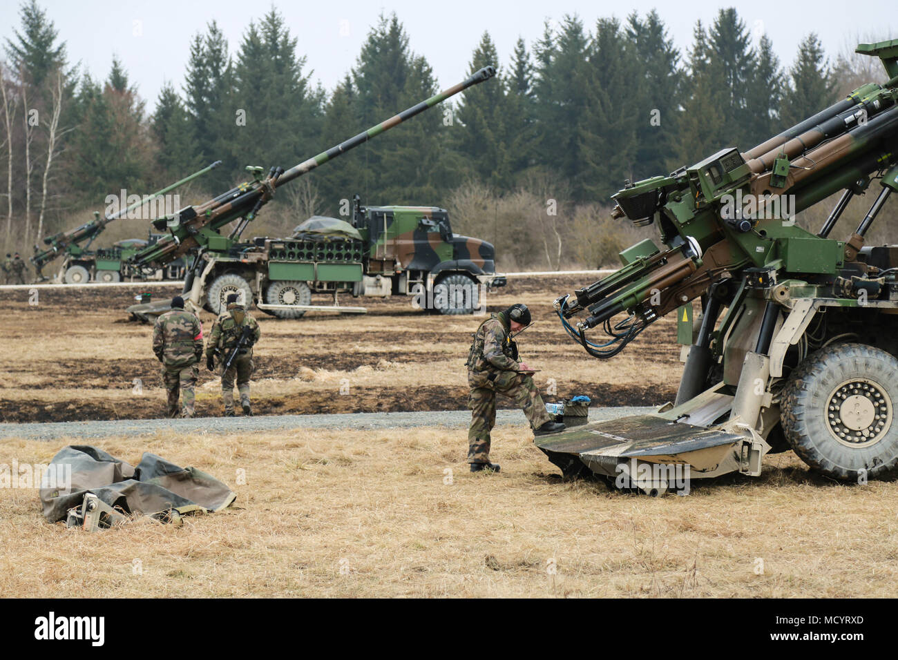 Soldati francesi della sessantottesima African Reggimento di Artiglieria preparare al fuoco a Cesare 155 mm, 52 calibro pistola a ruote durante l'esercizio dinamica 18 anteriore al 7° Esercito di formazione comando in Grafenwoehr, Germania, 6 marzo 2018. Esercizio anteriore dinamico 18 comprende circa 3.700 partecipanti provenienti da 26 nazioni a U.S. Dell'armata di Grafenwoehr Area Formazione (Germania), dal 23 febbraio-marzo 10, 2018. Dynamic Front è un annuale U.S. Esercito Europa (USAREUR) esercizio incentrati sull'interoperabilità di U.S. Esercito, servizio comune e allied nazione artiglieria e fuoco di supporto in un ambiente multinazionale, dal teatro-livello Foto Stock