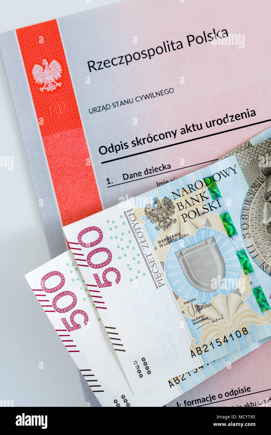 Cinque cento zloty polacco sul certificato di nascita, concetto di polacco programma sociale denominato 500 plus. Foto Stock