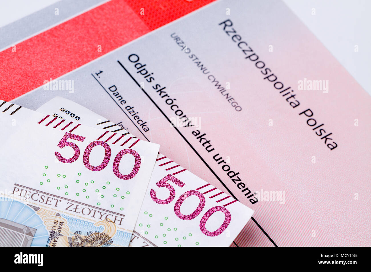 Cinque cento zloty polacco sul certificato di nascita, concetto di polacco programma sociale denominato 500 plus. Foto Stock