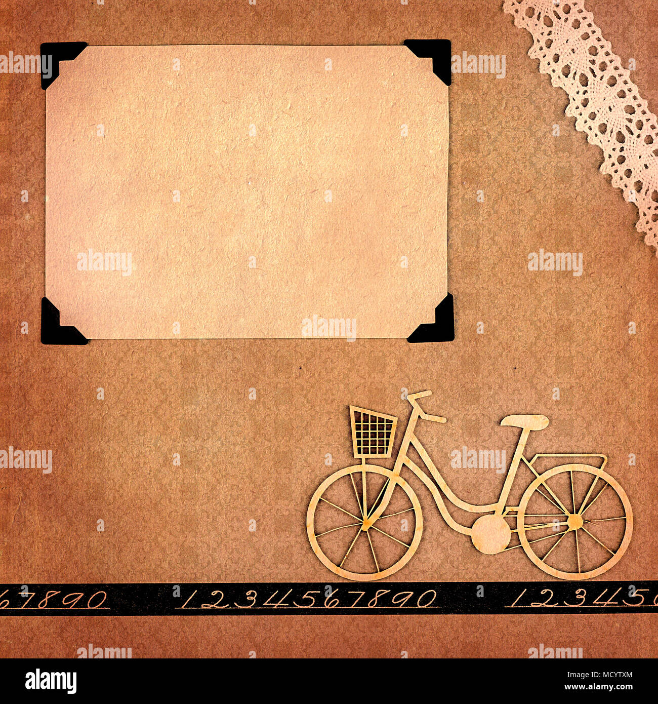 Pagina da una in stile retro album fotografico con balnk photo frame e rottami di bicicletta Foto Stock