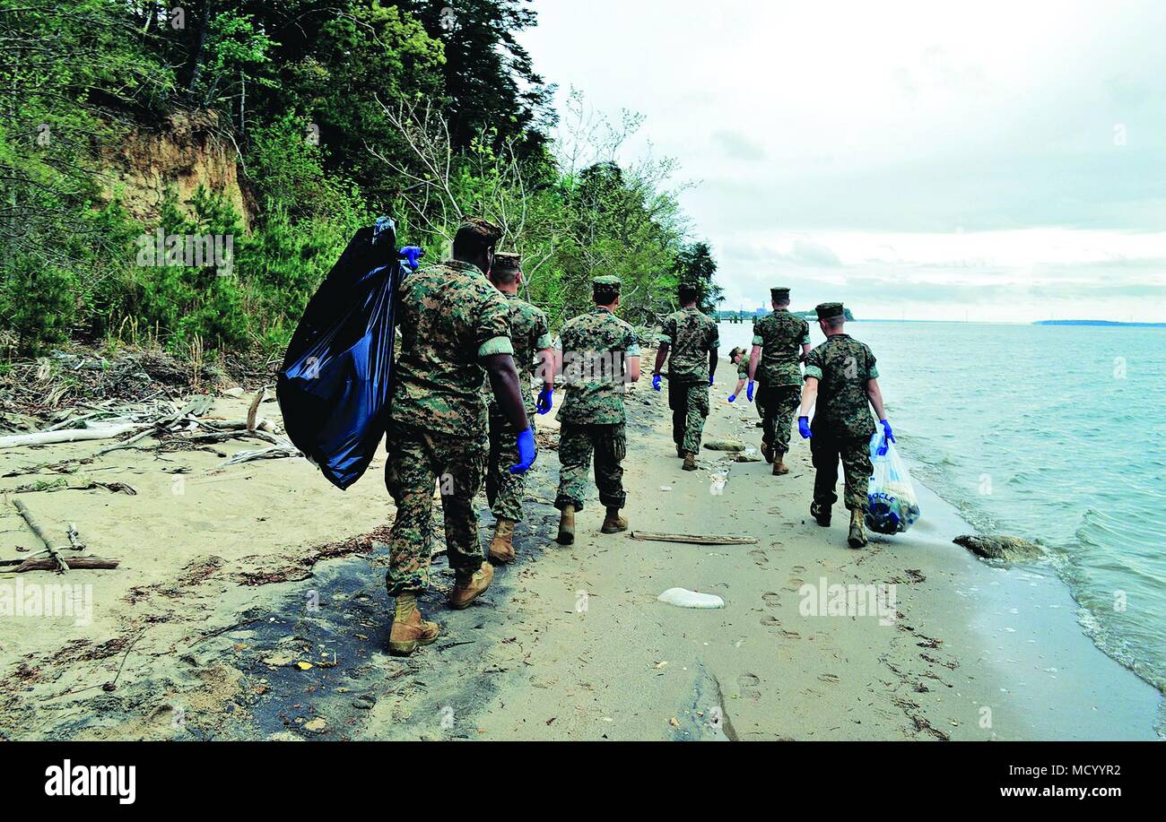 È anche la responsabilità di Marines per garantire l'integrità dei paesaggi naturali a bordo di base. Durante lo scorso anno la Giornata della Terra feste Marines si sono riuniti presso il litorale per garantire la base era pulito di terra e di mare. (Foto di Jeremy Beale) Foto Stock