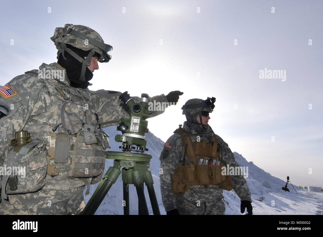 2nd Battalion, 8th Field Artillery Regiment è un'unità del 1st Stryker Brigade Combat Team, 25th Infantry Division, U.S. Army Alaska. Il 7 marzo 2018, presso la Yukon Training area, Alaska, i soldati condussero un'esercitazione a fuoco vivo con obici da 155 mm nota come Automatic Big Rig con il supporto di elicotteri del 1st Battalion, 52nd Aviation Regiment. L'immagine di archivio documenta le procedure del punto di attivazione dell'artiglieria in condizioni artiche. Foto Stock