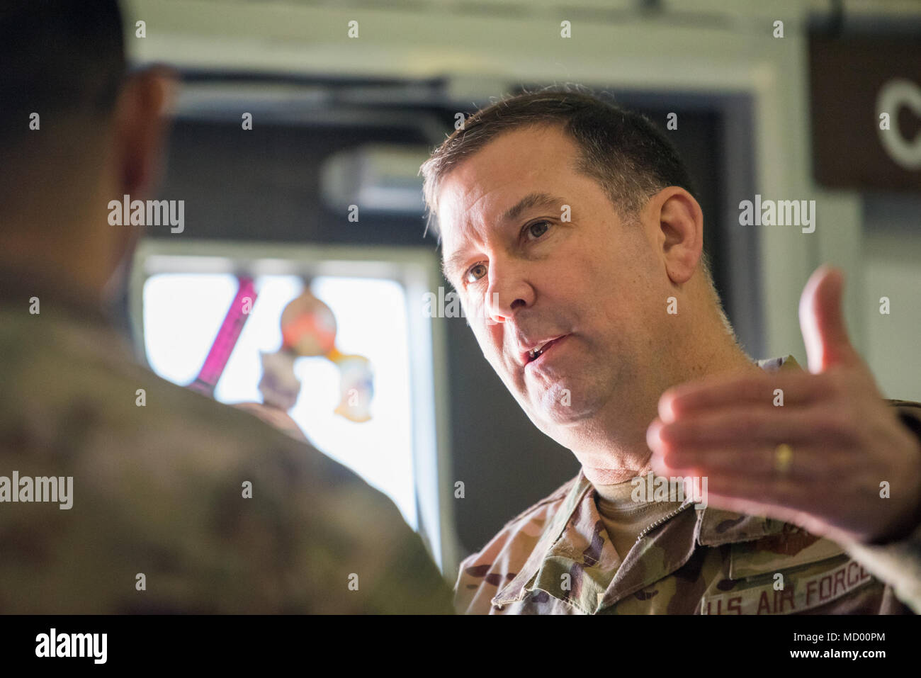 Il Mag. Gen. Christopher J. Bence, comandante dell'U.S. Aria forza expeditionary centro, tours le strutture del 8° Expeditionary Aria Mobilità squadrone di Al Udeid Air Base, Qatar, Marzo 4, 2018. La visita, parte di nove giorni di tour di vari componenti del 521st Aria Mobilità ala operazioni, purché Bence l opportunità di vedere le operazioni quotidiane di 8 EAMS, osservare il modo in cui portare a termine la loro missione e di commemorare un pochi aviatori selezionati per le loro prestazioni eccezionali. (U.S. Air Force photo by Staff Sgt. Joshua Horton) Foto Stock