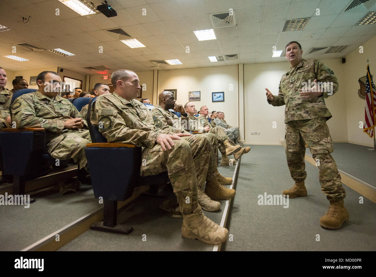 Il Mag. Gen. Christopher J. Bence, comandante dell'U.S. Aria forza expeditionary centro, tours le strutture del 8° Expeditionary Aria Mobilità squadrone di Al Udeid Air Base, Qatar, Marzo 4, 2018. La visita, parte di nove giorni di tour di vari componenti del 521st Aria Mobilità ala operazioni, purché Bence l opportunità di vedere le operazioni quotidiane di 8 EAMS, osservare il modo in cui portare a termine la loro missione e di commemorare un pochi aviatori selezionati per le loro prestazioni eccezionali. (U.S. Air Force photo by Staff Sgt. Joshua Horton) Foto Stock