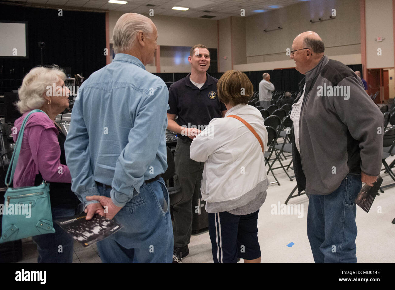 180307-N-NW255-1138 YUMA, Ariz. (7 marzo 2018) musicista di prima classe Francis DuBois saluta i membri del pubblico dopo una prestazione da parte del governo degli STATI UNITI La banda della marina Sea Chanters presso la città di Glendale Civic Center a Yuma, Arizona. Tour nazionale concerti portare American europee insieme per onorare i veterani ed evidenziare l' importanza del servizio militare. (U.S. Navy foto di Senior Chief Musician Melissa Vescovo/rilasciato) Foto Stock