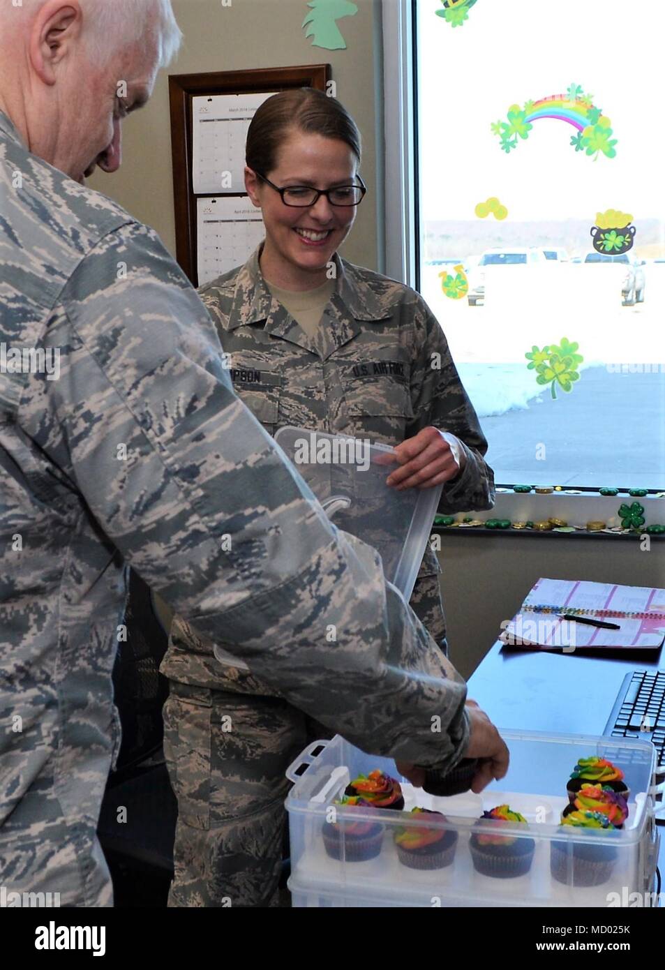 T. Gen. L. Scott Riso, direttore della Air National Guard, prende una tortina a lui offerto da Tech. Sgt. Jeny Thompson, 111Operations Group meteo forecaster, Horsham aria stazione di guardia, Pa. Marzo 11, 2018. Il riso e il suo team hanno visitato la 111og insieme con altre cinque unità durante la loro visita alla 111parafango attacco (U.S. Air National Guard foto di Tech. Sgt. Andria Allmond) Foto Stock