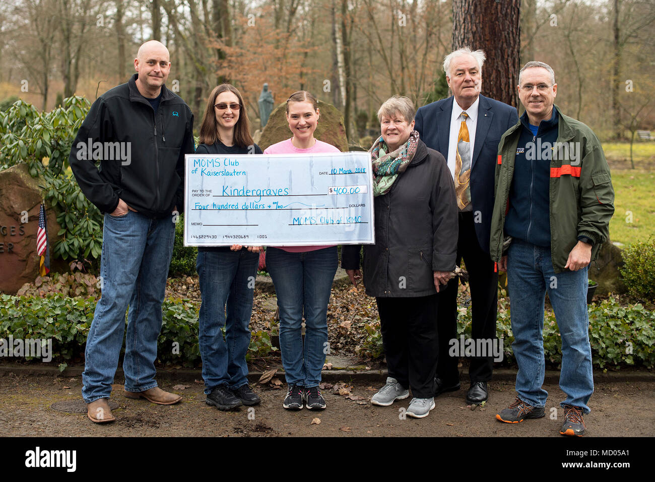 Mamme che offrono supporto mamme Club di Kaiserlsautern dona $400 a Ramstein Area del Capo Gruppo e tedesco-americana organizzazione di donne presso la American Kindergraves in Kaiserslautern, Germania, 10 marzo 2018. Il denaro supporta le organizzazioni le capacità di mantenere il lease Kindergraves e accertarsi che sia pulito. (U.S. Air Force foto di Senior Airman Devin Boyer) Foto Stock