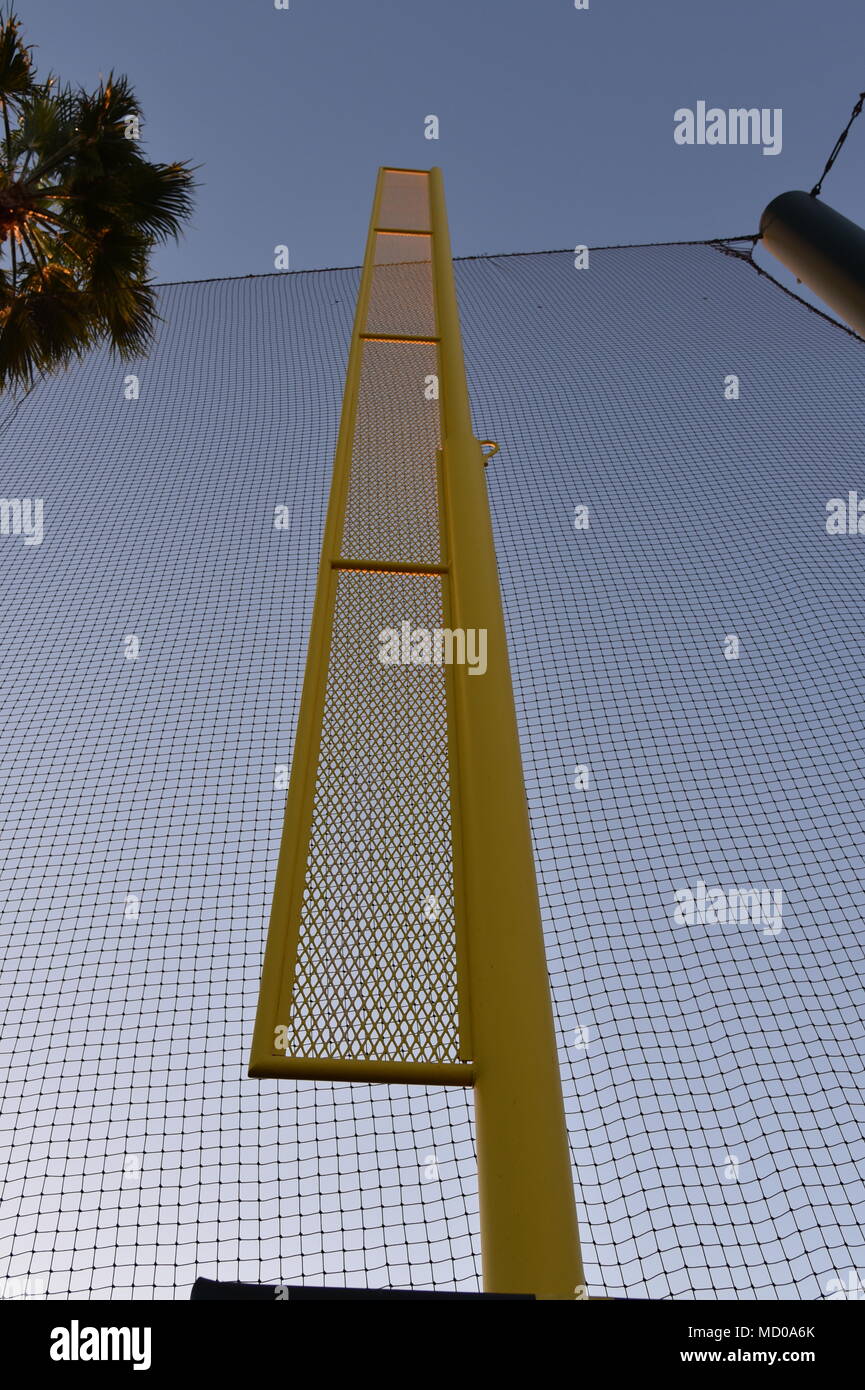 Giallo campo di destra fallo pole a baseball stadium Foto Stock