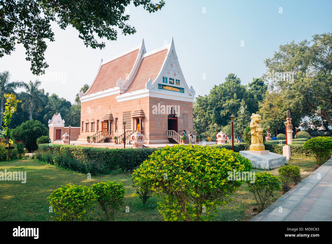Varanasi, India - 23 Novembre 2017 : Wat Thai Sarnath Temple Foto Stock