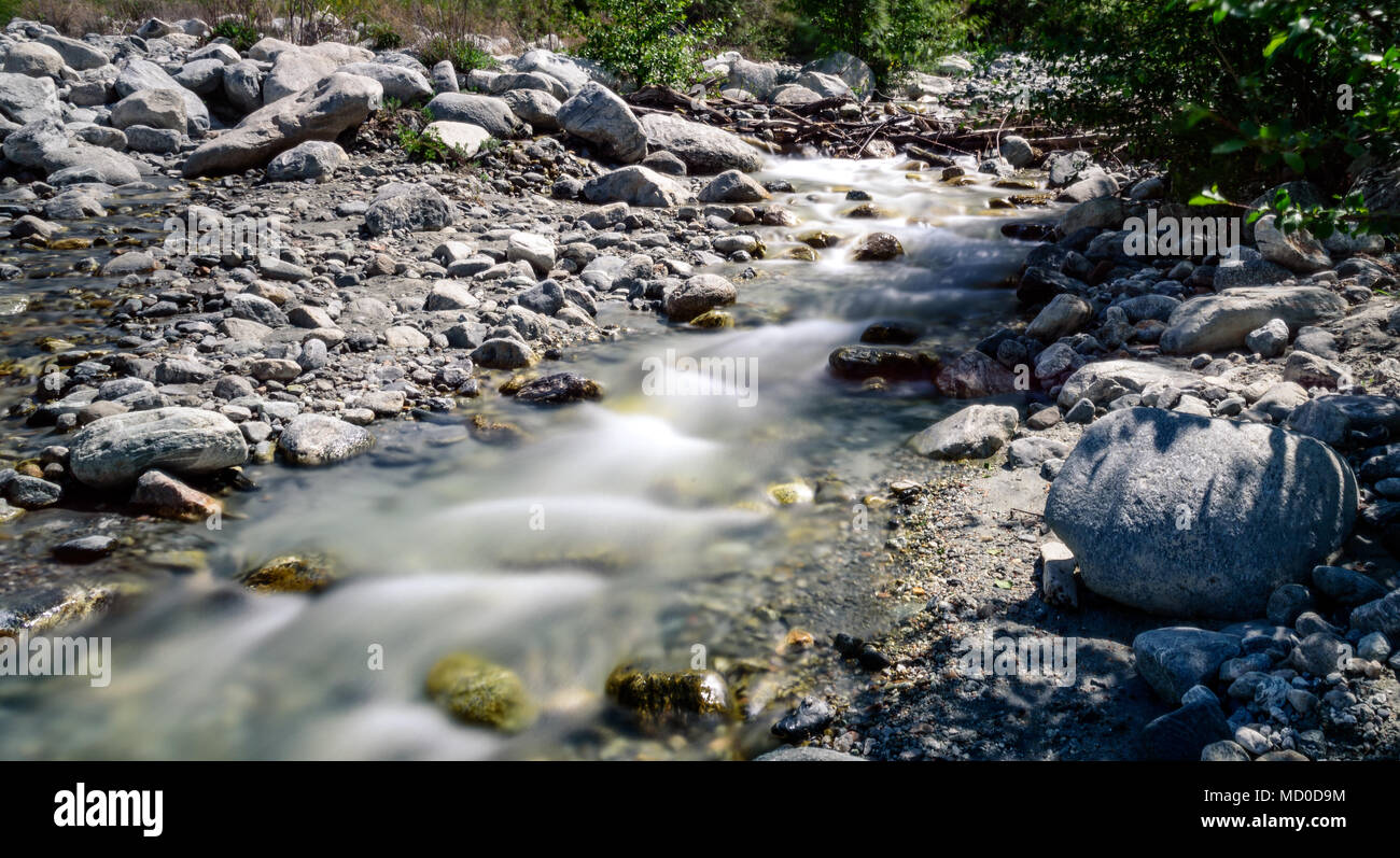 Un piccolo torrente di montagna nella California del sud montagne. Esposizioni lunghe lisce l'acqua sulle rocce. Foto Stock