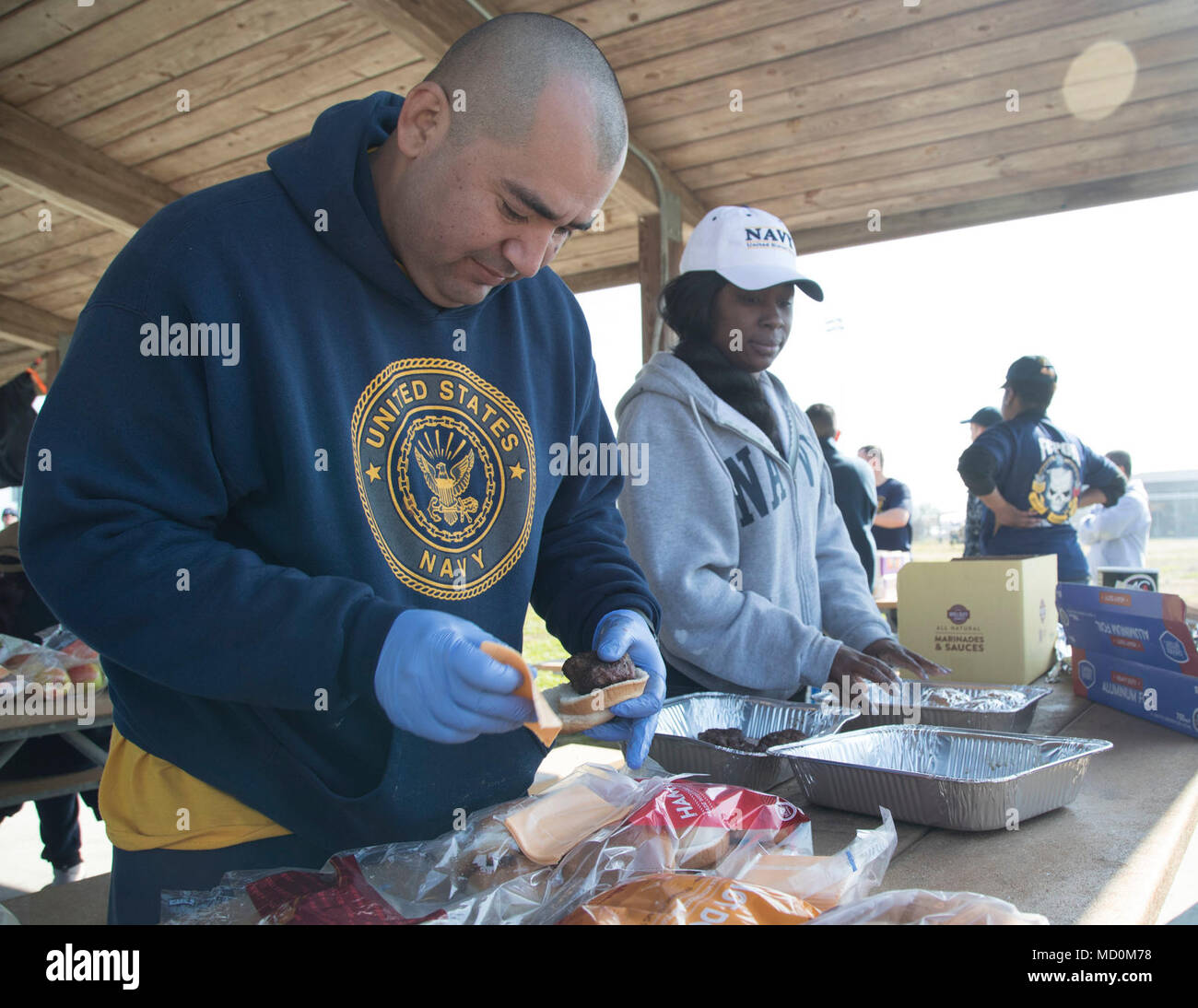 NORFOLK, Virginia (Mar. 28, 2018) -- i membri della USS Gerald Ford (CVN 78) Prima Classe Petty Officer Association di preparare il cibo per una raccolta di fondi durante l'Hampton Roads armadietto di capra sfida a Admiral Slade taglierina Park. Questa sfida annuale onora il giorno del compleanno di rango di chief petty officer e comprende capi che rappresentano diversi Hampton Roads Area comandi. Foto Stock