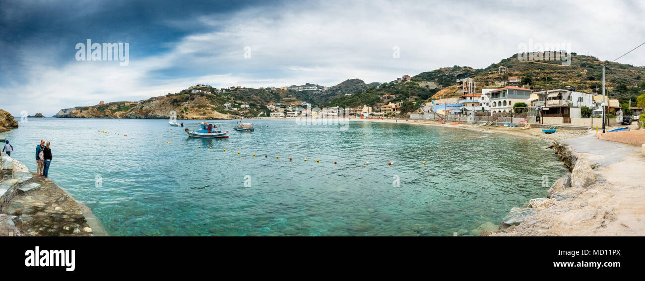 Barche a vela sul mare dalla spiaggia, Creta, Grecia Foto Stock