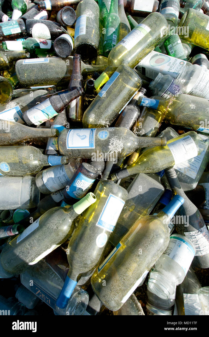 Pila di bottiglie di vetro per essere riciclata Foto Stock