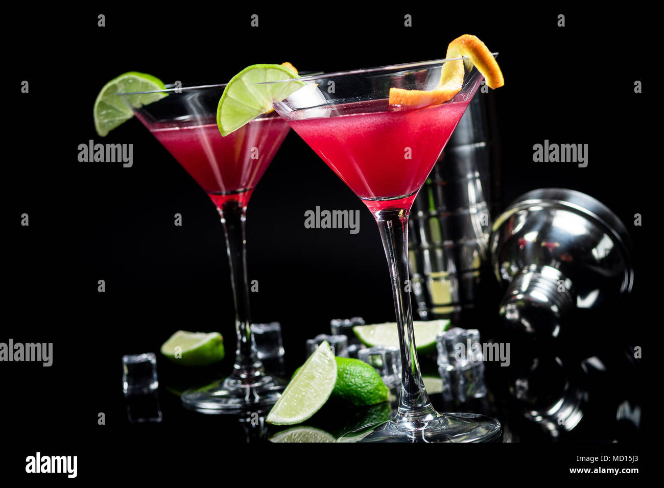 L'alcool bere cocktail cosmopolita con calce su sfondo nero Foto Stock