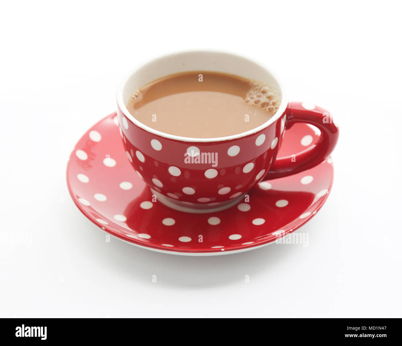 Grande tazza di tè in un bicchiere di rosso con puntini bianchi Foto Stock