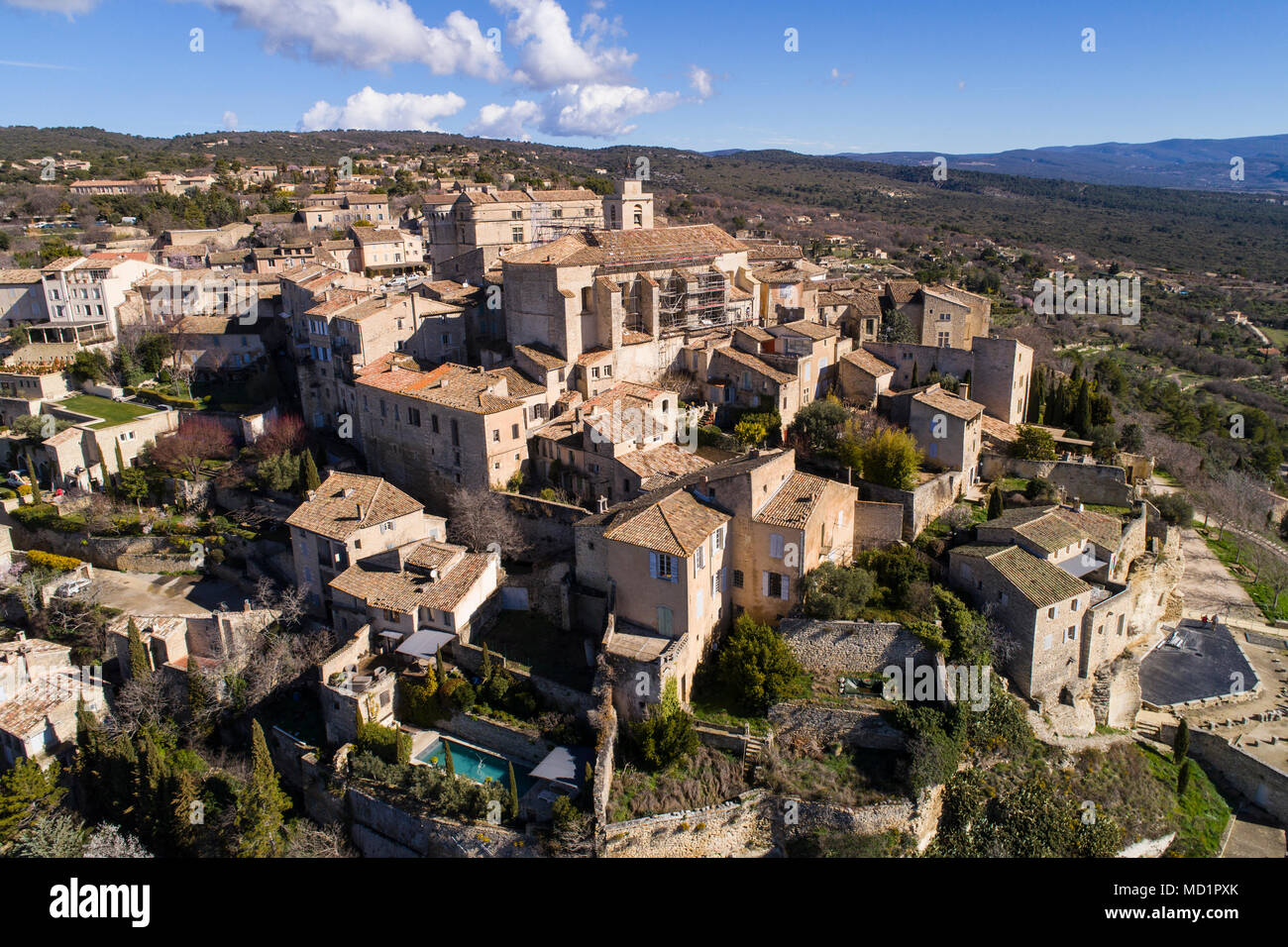 Vista aerea di Gordes, etichettati più bei villaggi di Francia, arroccato su un promontorio roccioso al termine dell'altopiano di Vaucluse, dominata dalla sua Ren Foto Stock