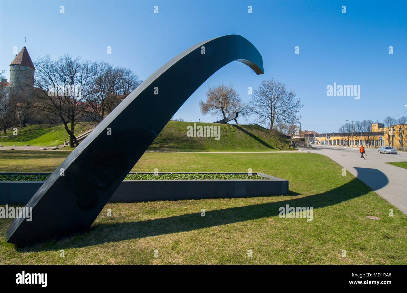 Monumento dell'Estonia in Tallinn oltre l'elenco delle navi estoni che affondano 1994, 28 settembre. Foto Stock