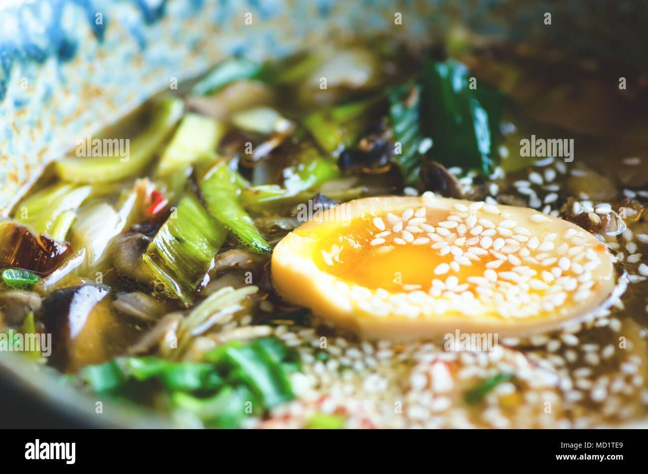 Ramen zuppa nel recipiente. Ricco di sapore di brodo di pollo con pasta di  miso e grigliate di pollo teriyaki, porri, funghi, uova sott'aceto, Egg  Noodles, cipolla, peperoncino pe Foto stock -