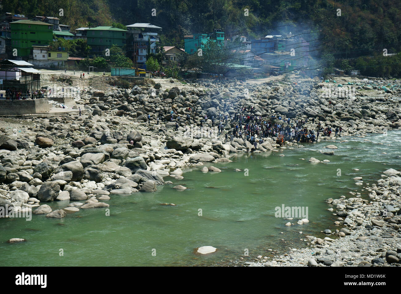 Pire funebri a Jorethang sulla riva del fiume Rangit alla frontiera del Sikkim e Bengala Occidentale, India Foto Stock