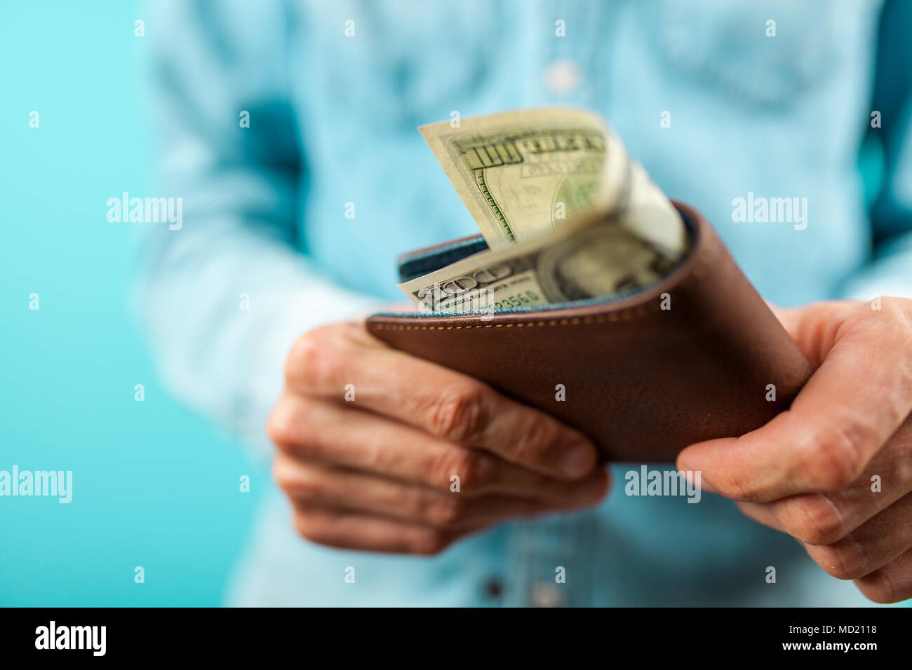 Uomo in possesso di un centinaio di dollari Foto Stock
