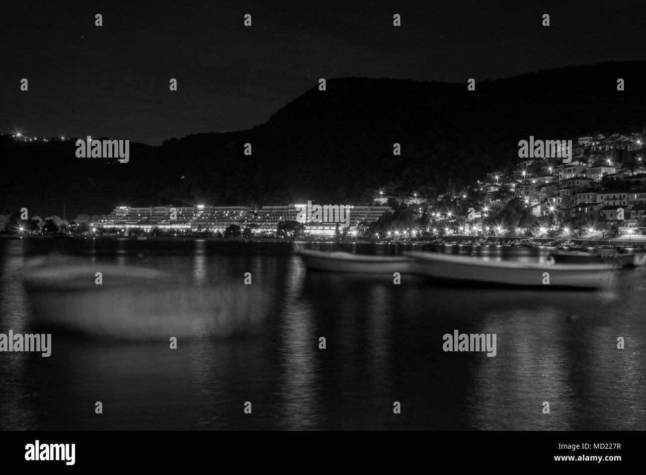Città di mare di notte Foto Stock