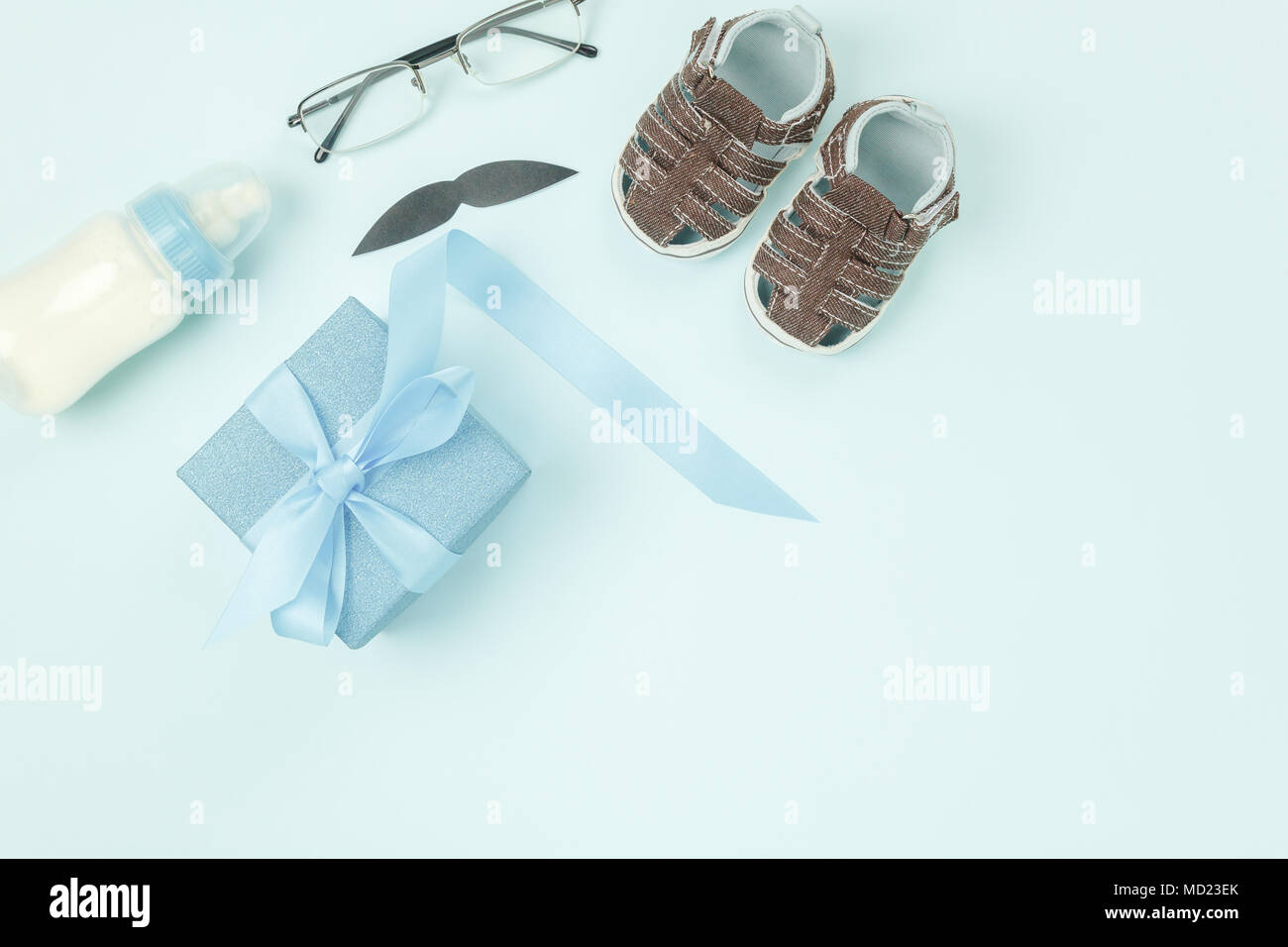 Tabella vista superiore decorazioni padri felice giorno di vacanza il concetto di sfondo.Lay piatto confezione regalo per il papà con accessorio essenziale oggetti segno di papà seaso Foto Stock