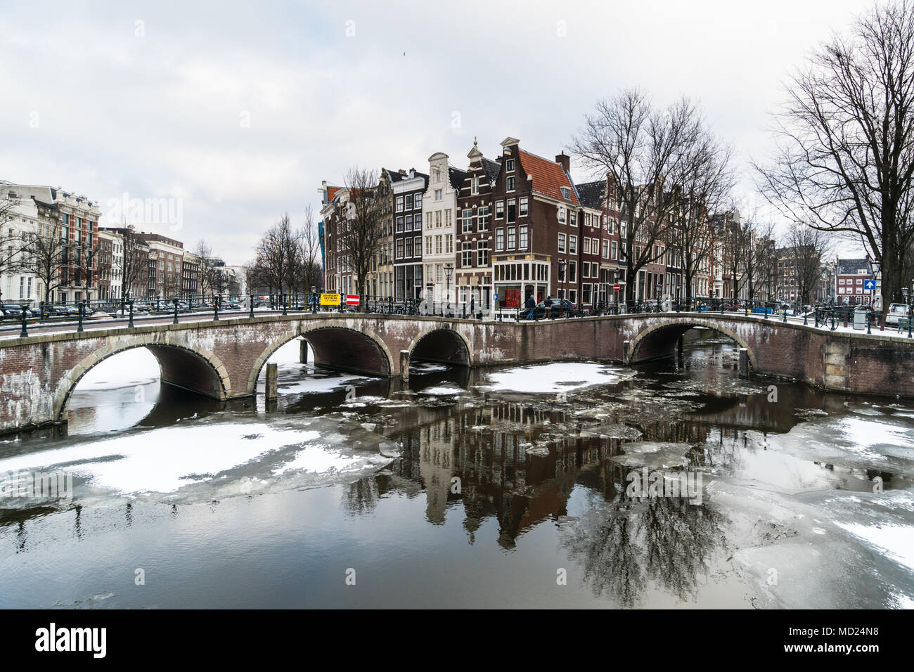 Splendida vista di Amsterdam canal congelati con neve durante l'ondata di freddo nel febbraio 2018 in un freddo giorno d'inverno. Foto Stock