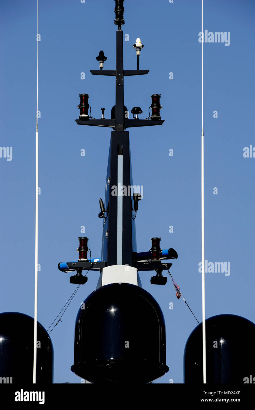 Yacht e super yacht il montante dell'ANTENNA - Satelliti cupole - Barche - i radar per la navigazione GPS- mare SISTEMA DI NAVIGAZIONE - YACHT CANNES Francia © F.BEAUMONT Foto Stock