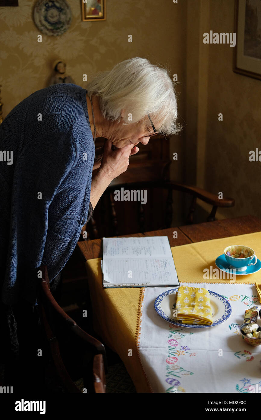 Un pensionato di lady parlando al telefono. Foto Stock