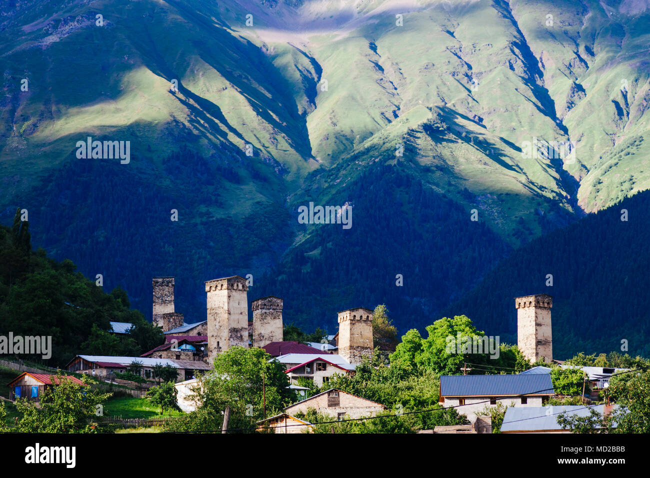 Mestia, Svanetia, Georgia : vista generale della città di Mestia in alto Svaneti regione con Koshki torri fortificate contro le montagne del Caucaso bac Foto Stock