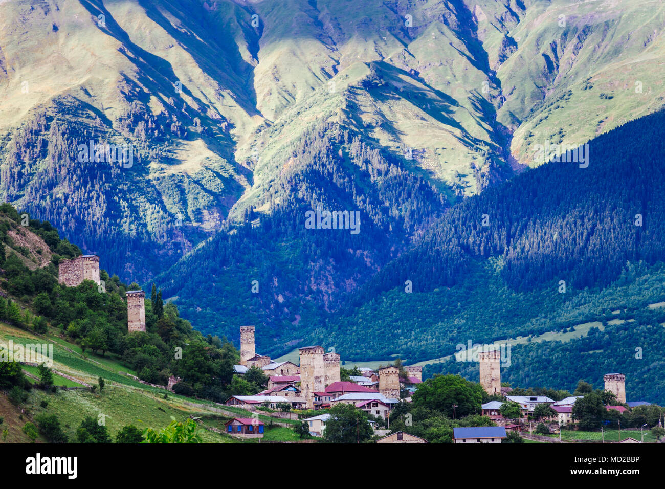 Mestia, Svanetia, Georgia : vista generale della città di Mestia in alto Svaneti regione con Koshki torri fortificate contro le montagne del Caucaso bac Foto Stock