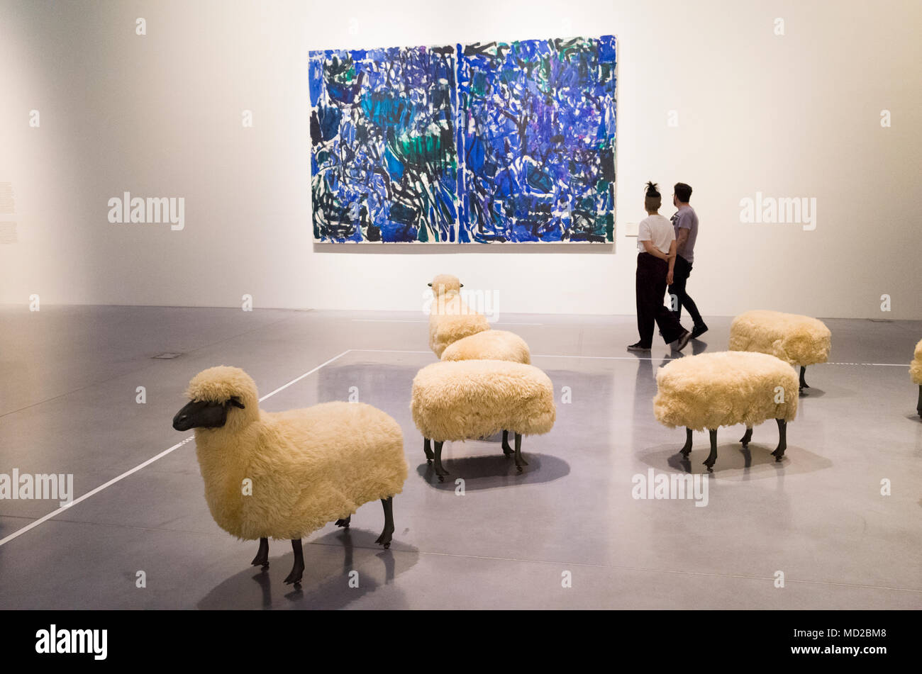 Malaga, Andalusia, Spagna : i visitatori al centro Pompidou Malaga Museo di Arte Moderna inaugurato nel 2015 a piedi passato le opere Troupeau de moutons da fra Foto Stock