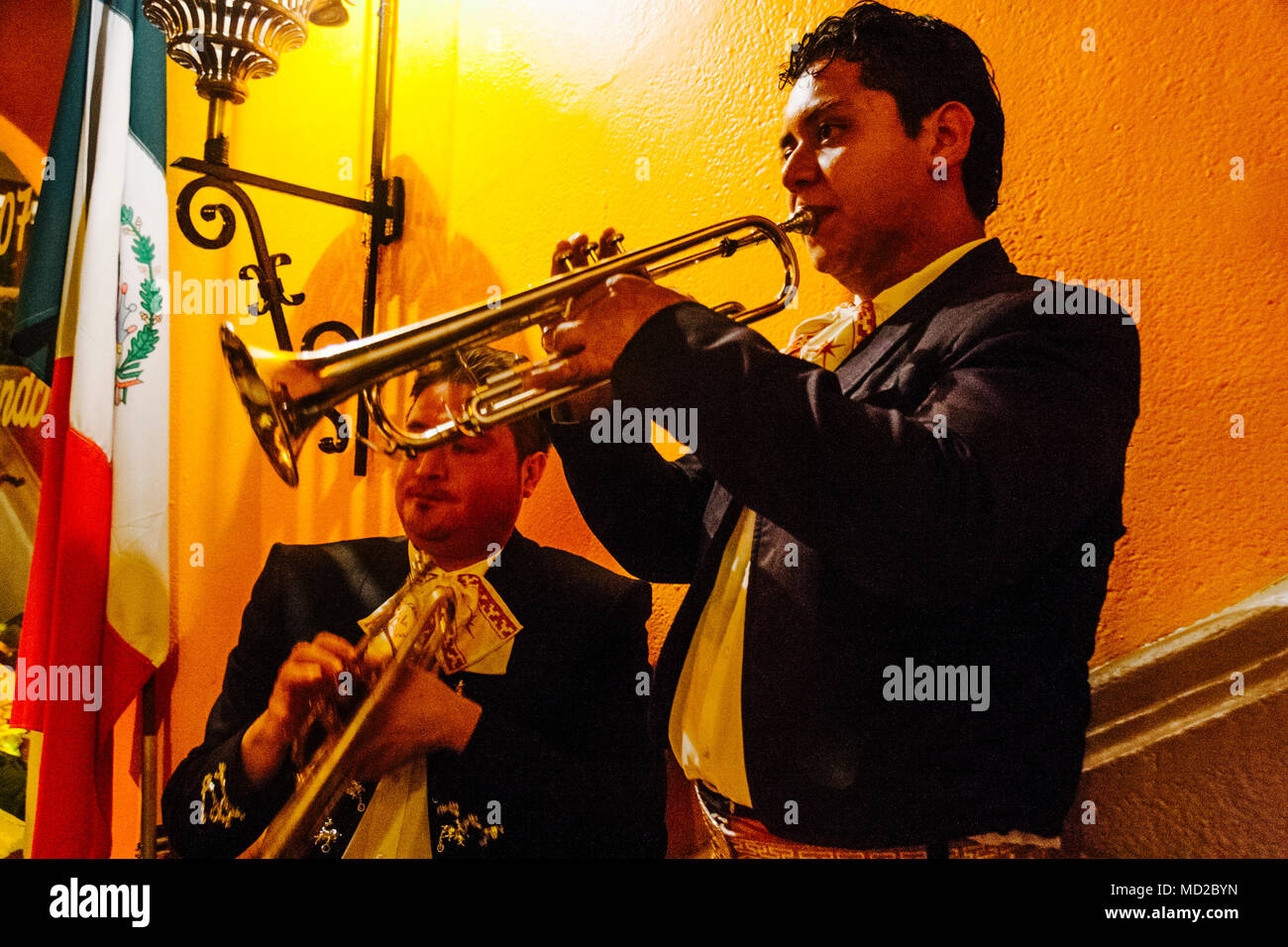 Messicano due giocatori a campana in uniforme mariachi eseguire al focolare ristorante aperto per la prima volta nel 1953 nei locali di una vecchia hacienda tradizionale hou Foto Stock
